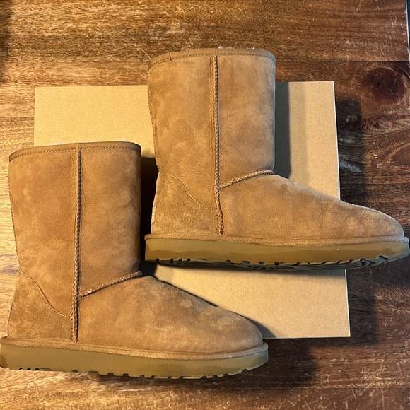 Ugh Classic Short II in Chestnut - Picture 4 of 9